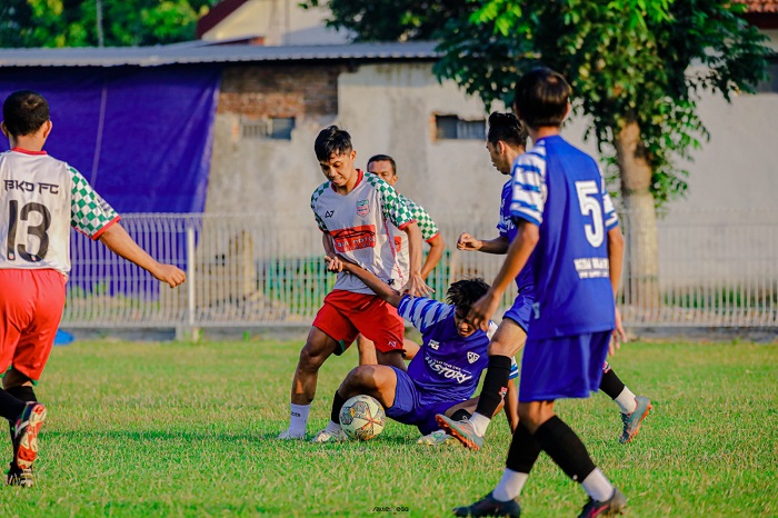 tim porprov (biru) saat mempertahankan bola dari BKD FC di lapangan Pemkab Jombang, Jumat (23/6)