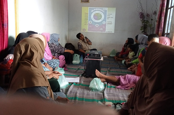 Pendamping PKH saat memberikan penyuluhan kepada KPM