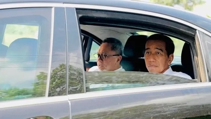 Presiden Jokowi mengecek langsung jalan yang rusak di Lampung menggunakan mobil dinasnya dengan dikawal Paspampres.