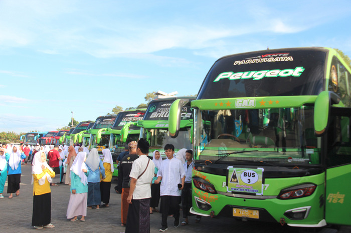 Santri Tebuireng saat berkumpul sebelum diantarkan pulang ke daerahnya masing-masing Selasa (26/6).