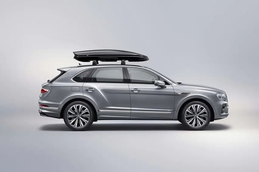 Ilustrasi sebuah mobil tengah dipasangi roofbox. Penggunaan item tambahan ini, perlu dibarengi kesadaran dan keamanan agar tetap nyaman berkendara saat liburan.