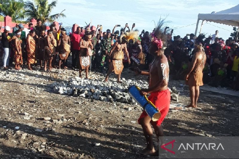 Atraksi budaya suku Biak berjalan di atas batu panas pada Festival Biak Munara Wampasi berlangsung 1-8 Juli 2023.