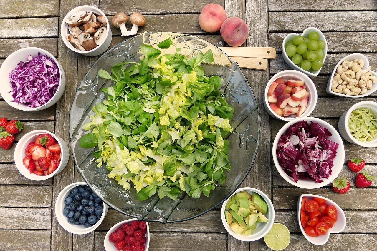 Ilustrasi salad untuk diet dan mengendalikan makanan
