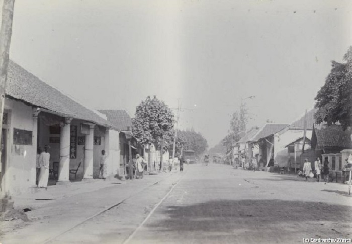 Heerenstraat yang sekarang  jadi Jl KH Wahid Hasyim, pecinan bagian selatan. Foto ini, diambil tahun 1920an.