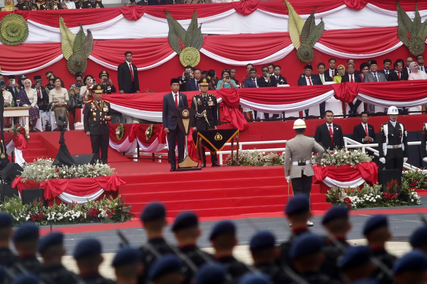 Presiden Joko Widodo saat upacara peringatan HUT ke-77 Hari Bhayangkara di Stadion Utama Gelora Bung Karno, Jakarta, Sabtu (1/7)