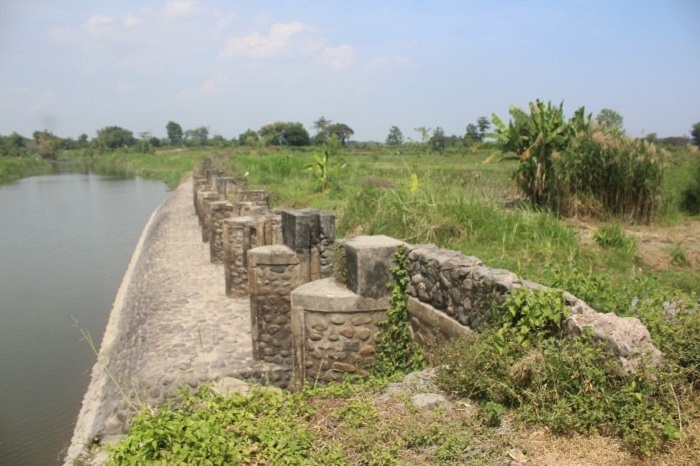 Kondisi rolak 70 yang masih kurang terawat. Bangunan dam peninggalan pemerintah kolonial Belanda ini, rencananya bakal direvitalisasi dan difungsikan kembali.