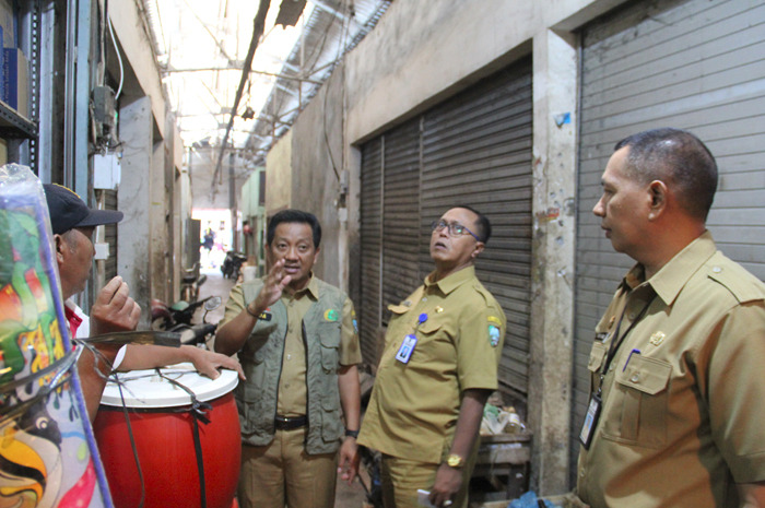 Sekdakab Agus Purnomo melakukan pendataan sejumlah ruko kosong di Pasar Mojoagung