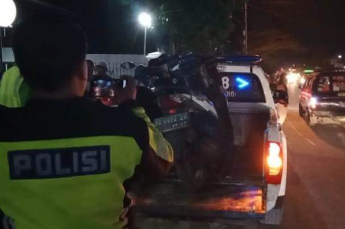 Petugas dari Satlantas Polres Jombang saat mengevakuasi kendaraan korban dari lokasi kejadian.
