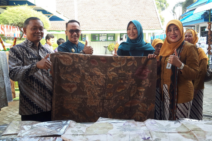 Kepala Dinas P dan K Kabupaten Jombang, Senen MSi, didampingi Kepala SMPN 2 Ngoro Wiwik Astutik SPd MMPd mengunjungi stan para siswa saat gelar karya P5.