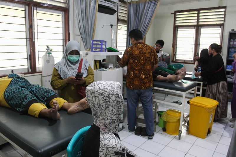 Sejumlah warga Kalilom Lor Indah Seruni II, Tanah Kalikedinding, Kecamatan Kenjeran, Surabaya menjalani perawatan di puskesmas setempat, Sabtu (1/7). Mereka dirawat, lantaran mengalami keracunan.