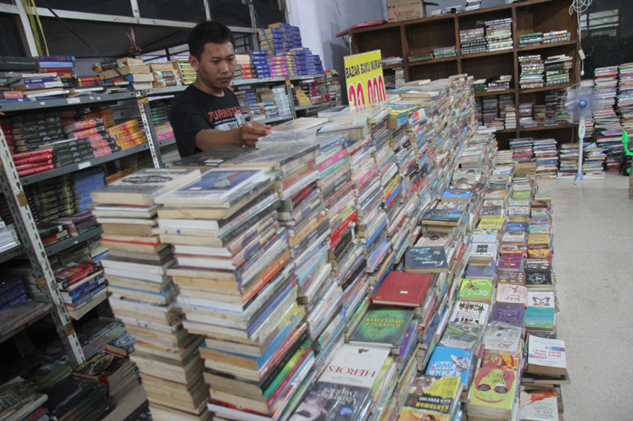 Pembeli mencari buku pilihannya di salah satu bazar buku murah di Jombang
