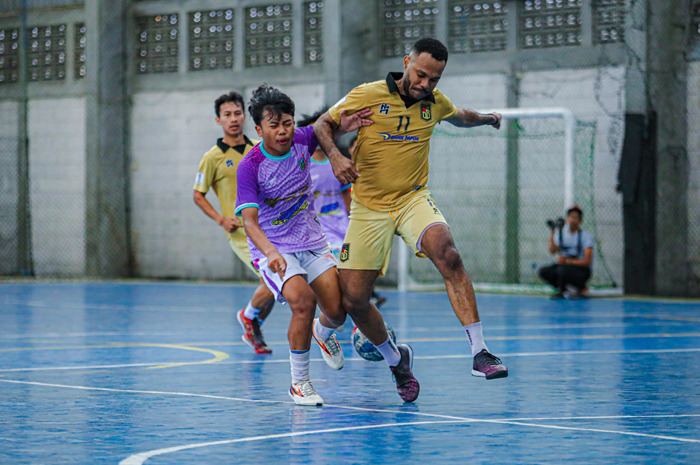 Tim futsal Jombang (ungu) saat melawan Blacksteel FC Papua di lapangan Forza Futsal Yogyakarta, Sabtu (1/7).