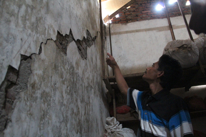 Rumah warga mengalami keretakan di Desa Sambirejo Kecamatan Wonosalam
