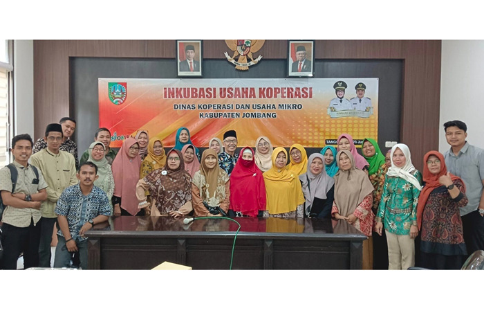 DInkop UM bersama seluruh peserta inkubasi usaha koperasi di Jombang saat pembukaan kegiatan.