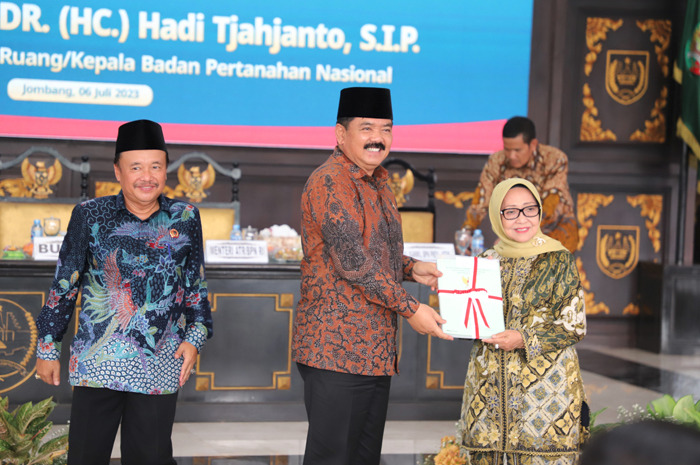 Menteri ATR/Kepala BPN, Hadi Tjahjanto secara simbolis menyerahkan sertifikat aset Pemkab Jombang kepada Pemkab Jombang di Pendopo Kabupaten Kamis (6/7).