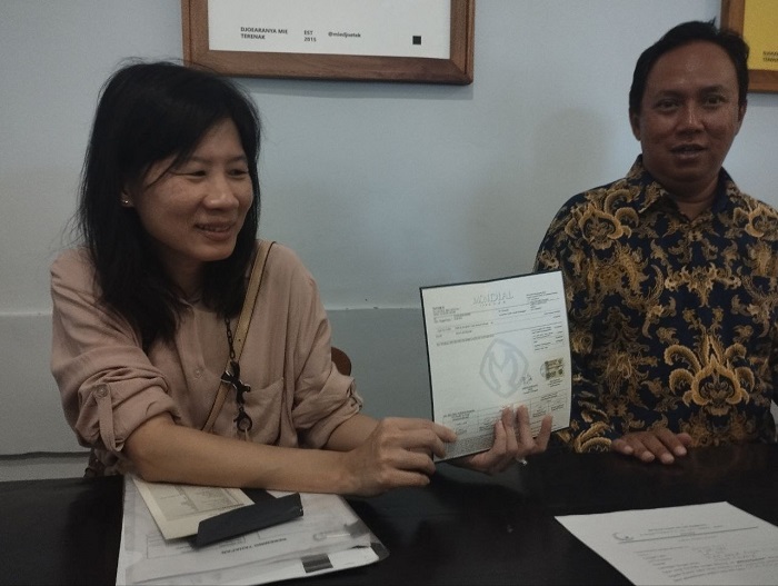 Diana, menantu yang melaporkan mertuanya menunjukkan bukti kepemilikan berlian yang kini dikuasai mertuanya