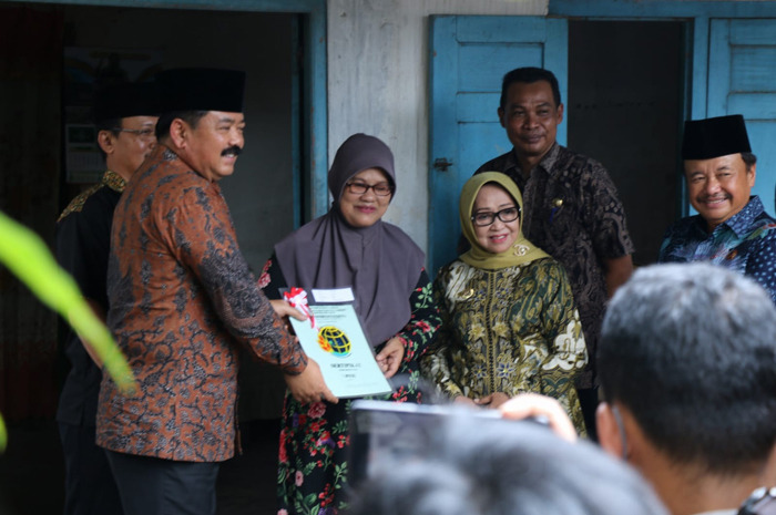 Menteri ATR/BPN Hadi Tjahjanto bersama Bupati Jombang saat door to door menyerahkan sertifikat tanah milik warga di Desa Dukuhklopo, Kecamatan Peterongan, Jombang