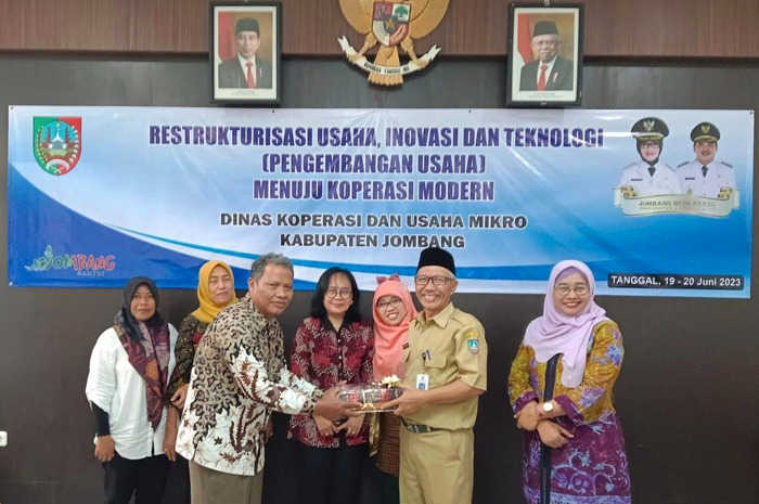 Sekretaris Dinkop dan UM, Gatut Wijaya bersama para peserta menghadiri kegiatan restrukturisasi usaha, inovasi dan teknologi (19-20/7).