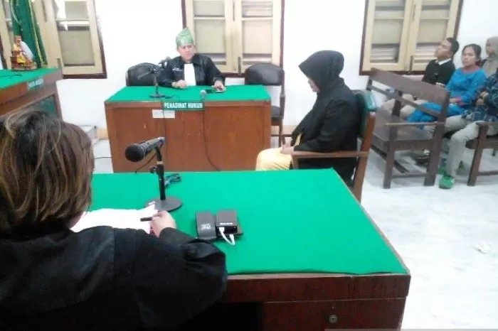 Terdakwa dr Tengku Gita Aisyaritha (kanan) mendengarkan nota tuntutan di Pengadilan Negeri Medan, Sumatera Utara, Kamis (6/7).