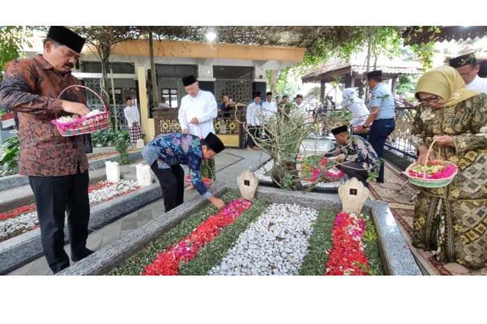Menteri ATR/BPN Hadi Tjahjanto bersama Bupati Jombang ziarah ke makam Pndiri NU KH Hasyim Asy