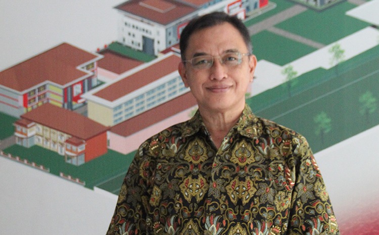 Dr dr HM Zulfikar As&rsquo;ad MMR di ruang Rektor Unipdu Jombang,