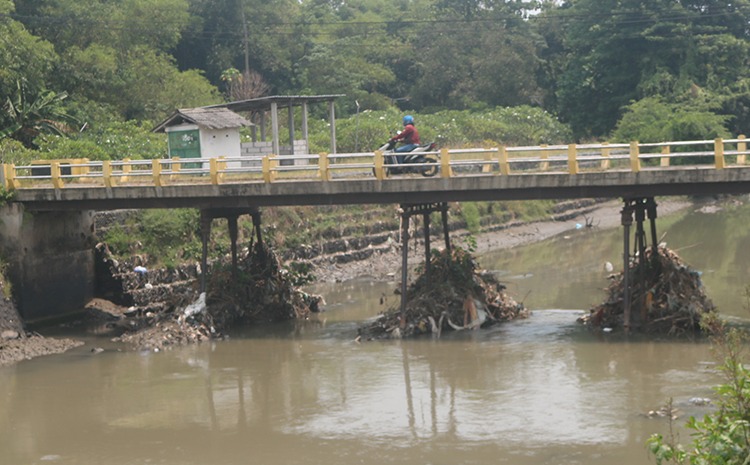 Kondisi jembatan di sungai Ngotok ring Kanal di perbatasan Desa Kedungotok dan Kedunglosari yang jadi tumpukan sampah