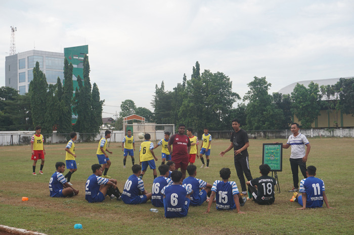 Pelatih tim Jombang, Ambitie Dolus Cahyana, saat memberi arahan pemain disela uji coba lawan Kediri United di Stadion Merdeka Jombang, Sabtu (8/7).