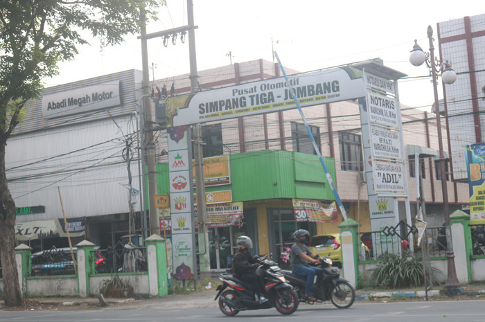 Meski telah habis HGBnya, ruko simpang tiga Mojongapit ini masih bisa beroperasi seperti biasanya. Bahkan, para penghuni ruko ini juga masih menunggak uang sewa hingga miliaran rupiah
