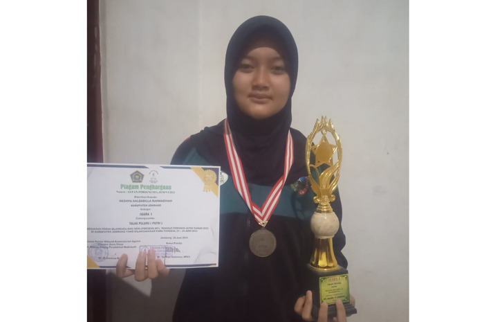 Neshya Salsabilla Rahmadani, meraih medali emas tolak peluru putri Porseni MTs tingkat Jatim di Jombang.