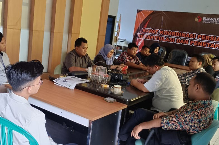 Bawaslu Jombang saat berkoordinasi menentukan besaran anggaran pilbup Jombang