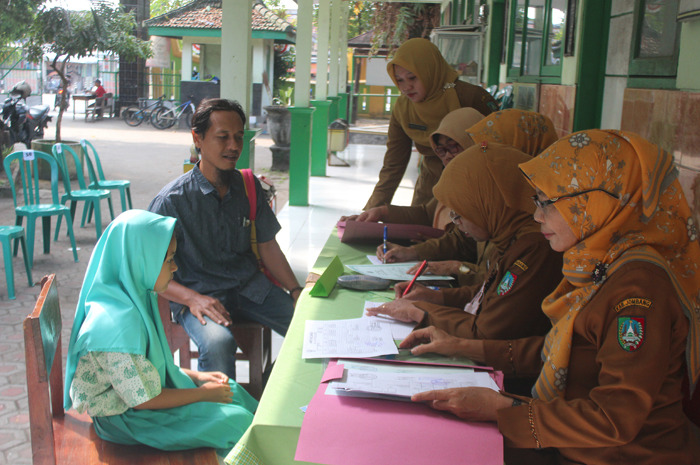Wali siswa yang datang ke SDN Kepanjen 2 untuk mendaftar, Kamis (13/7)