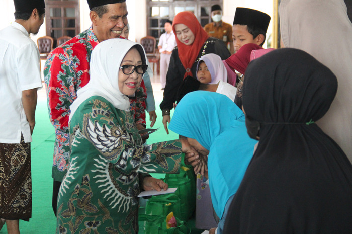 Bupati Jombang Hj Mundjidah Wahab saat melakukan santunan anak yatim dan fakir miskin di awal acara.