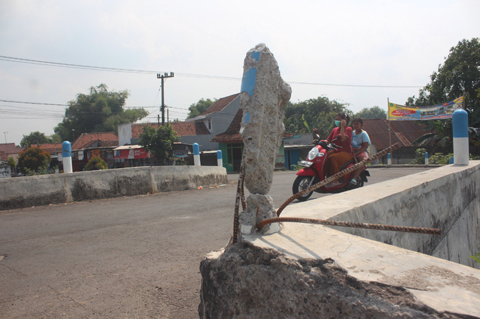 Kondisi pembatas jembatan Bongkot, Kecamatan Peterongan, Jombang yang rusak dan membahayakan pengendara