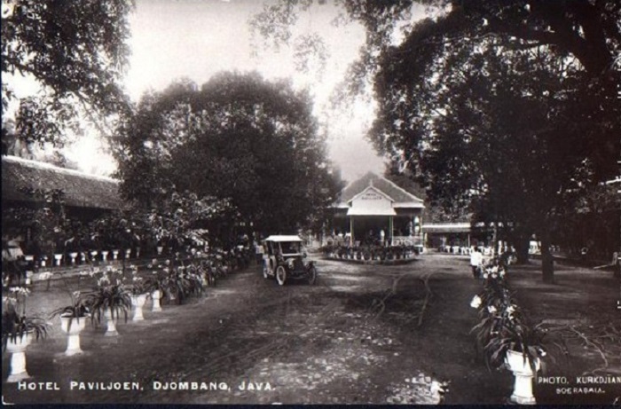 Kondisi tampak depan Hotel Paviljoen tahun 1920