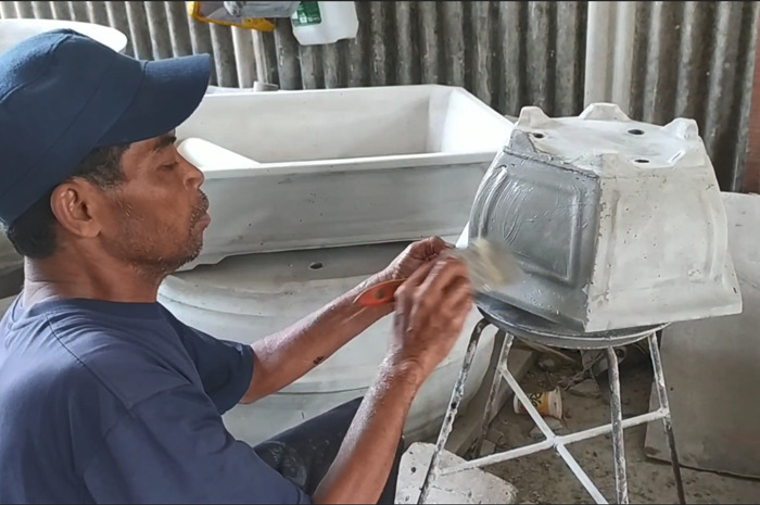 M Riadin Abror sedang membuat pot untuk bonsai
