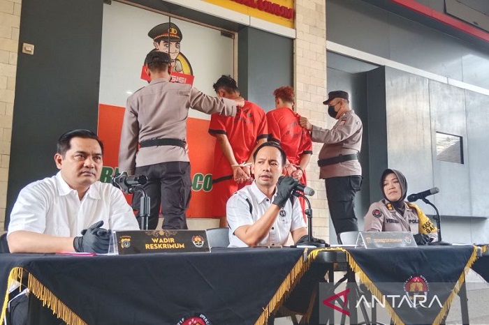 Dirreskrimum Polda DIY Kombes Pol FX Endriadi (tengah) memberikan keterangan kepada awak media terkait kasus pembunuhan disertai mutilasi di Mapolda DIY, Sleman, Minggu (16/7)
