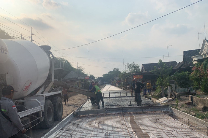 Proses pengecoran jalan kabupaten ruas Kabuh-Tapen