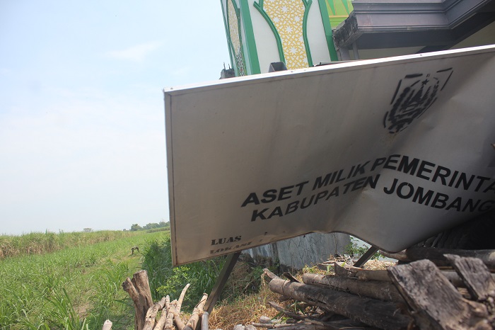 Kondisi plang aset Pemkab Jombang yang ambruk di Desa Pandanwangi, Kecamatan Diwek