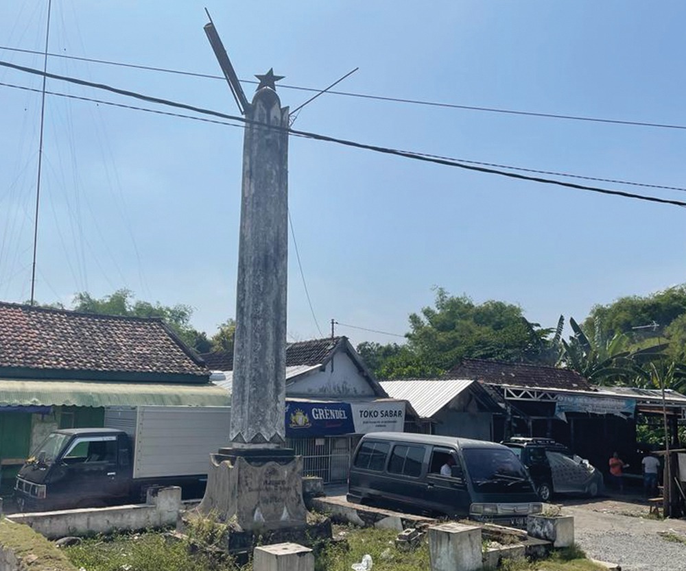 Kondisi tugu pasar Mojowarno yang catnya kusam dan besinya karatan karena tak terawat