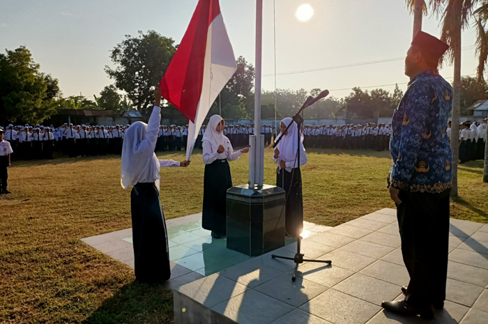 Pelaksanaan upacara bendera pembukaan MPLS di SMPN 1 Gudo