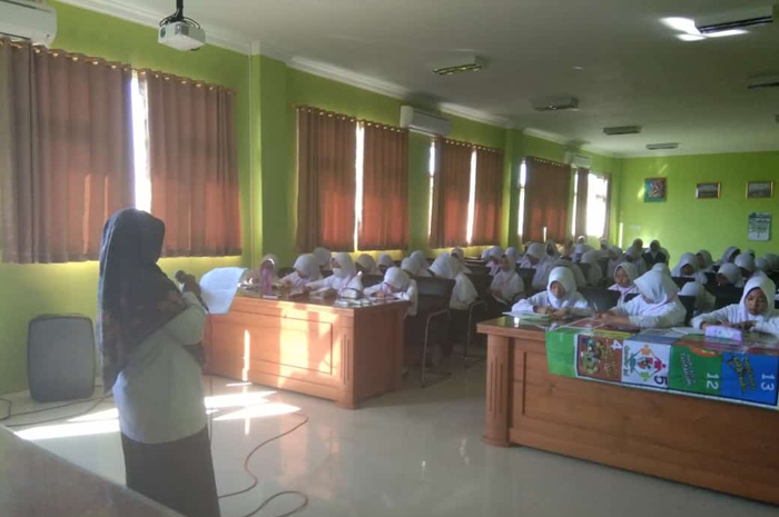 Guru sedang memberi materi saat Matsama di MTsN 16 berlangsung