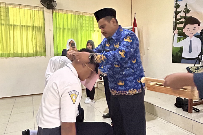 Penyematan tanda peserta MPLS secara simbolis di SMAN Ploso