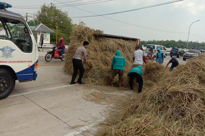 Proses evakuasi muatan truk yang terguling di Jalur Arteni Nasional Desa Jatipelem, Kecamatan Diwek