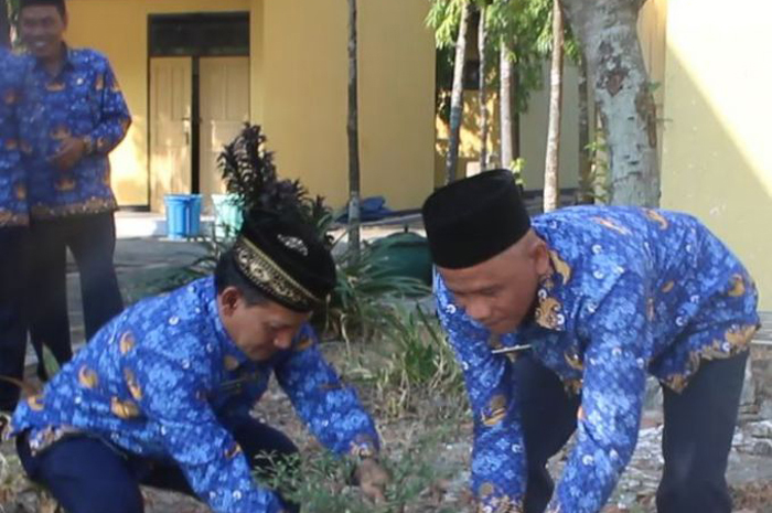 Penanaman pohon saat pembukaan MPLS SMKN 3 Jombang