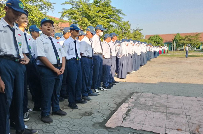 SIswa melaksanakan upacara pembukaan Matsama di MTsN 10 Jombang