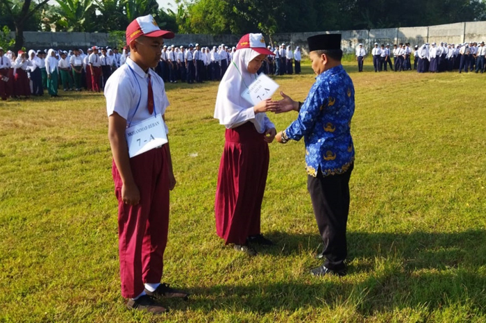 Penyematan tanda peserta MPLS secara simbolis