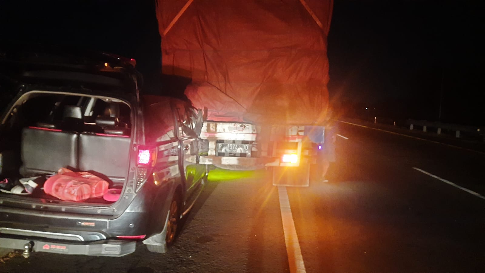 Kondisi mobil toyota Innova yang menancap bak tronton di KM 674.600 B Tol Jombang Mojokerto Selasa (18/7) malam