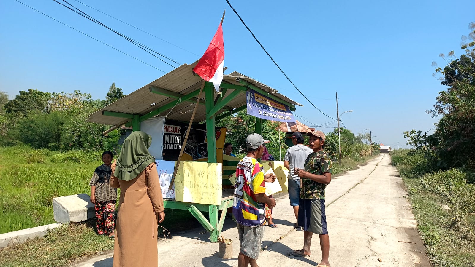 Aksi warga memindahkan pos dan menutup jalan menuju proyek karena kesal kerusakan yang ditimbulkan