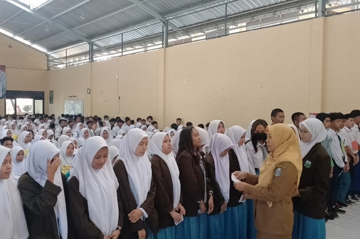 Pembukaan kegiatan MPLS di SMKN Wonosalam juga dilakukan dengan santunan peserta didik yang yatim.