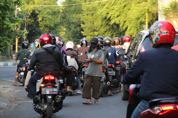 Salah satu warga PMKS di perempatan jalan  di Kabupaten Jombang